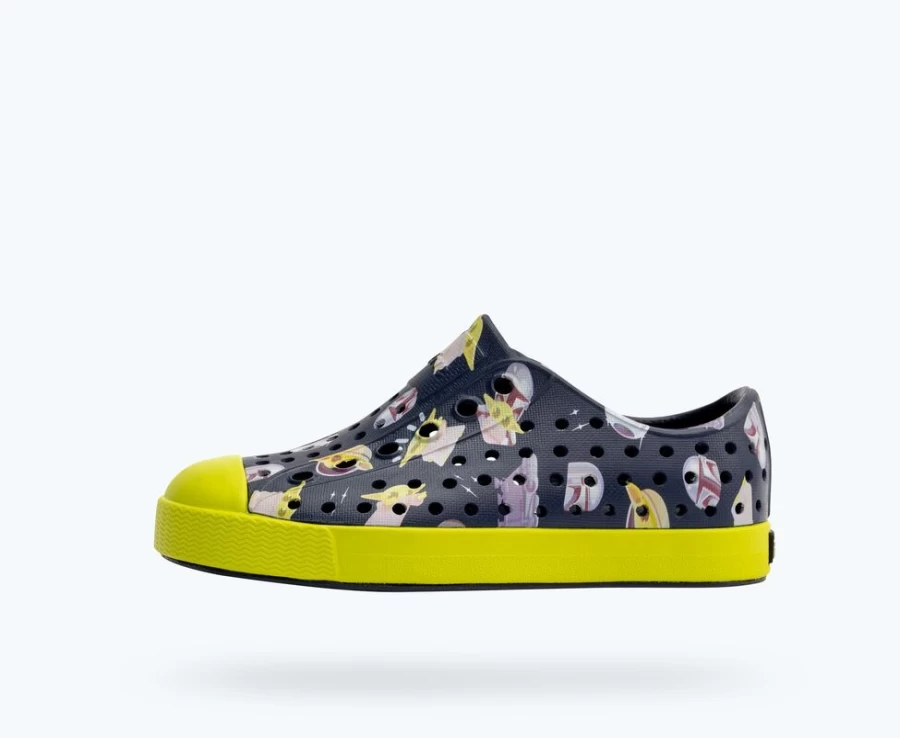 Native Shoes Girls Jefferson Star Wars Print Sneakers in Regatta Blue/Chartreuse Green/Mando Aop