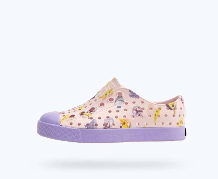 Native Shoes Girls Jefferson Star Wars Print Sneakers in Milk Pink, Healing Purple & Mando Aop