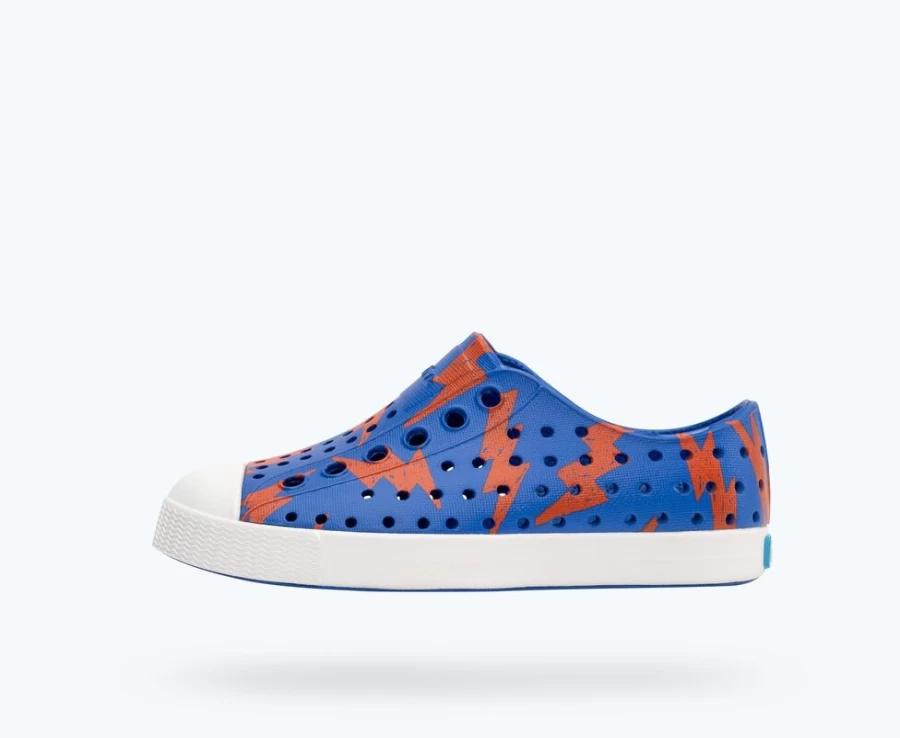 Native Shoes Jefferson Sugarlite Print Sneakers for Girls in UV Blue/Shell White/Laflame Lightning