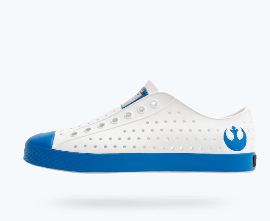 Women's Native Shoes Jefferson Star Wars Print Sneakers in Shell White/Beep Blue/R2-D2 Design